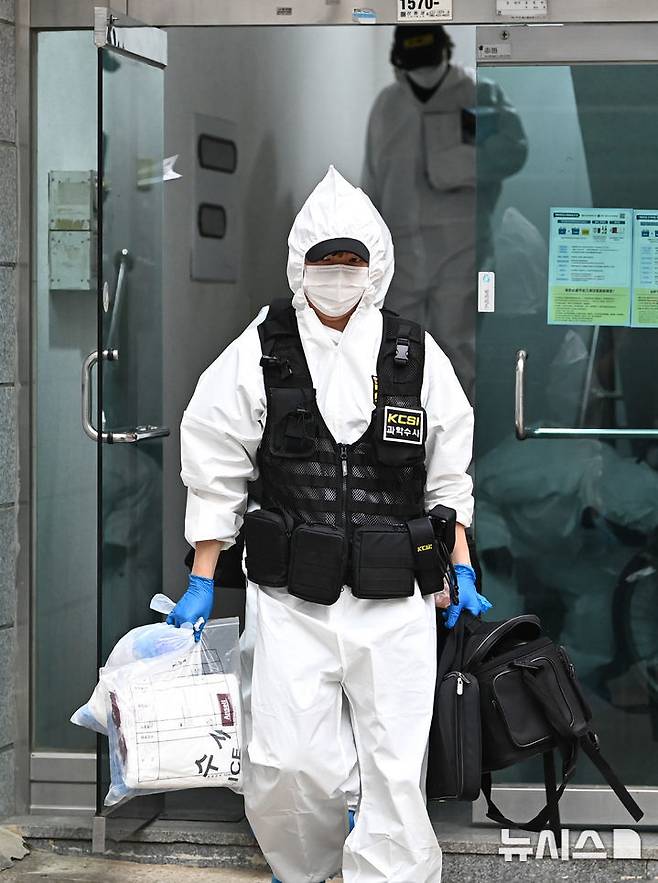 [시흥=뉴시스] 김종택 기자 = 50대 중국동포가 시민을 잇달아 흉기로 찌르는 사건이 발생한 19일 경기 시흥시 정왕동 사건현장에서 과학수사대가 현장 감식을 마친 뒤 나오고 있다. 2025.05.19. jtk@newsis.com