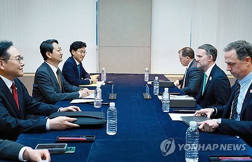 안덕근 산업통상자원부 장관(왼쪽 가운데)이 지난 16일 제주 서귀포시 제주국제컨벤션센터(ICC)에서 제이미슨 그리어 미국 무역대표부 대표와 면담하고 있다. [산업통상자원부 제공]