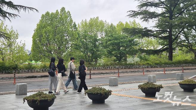 15일 오후 2시쯤 광주 동구 조선대학교 캠퍼스에서 학생들이 걸어가고 있다. 한아름 기자