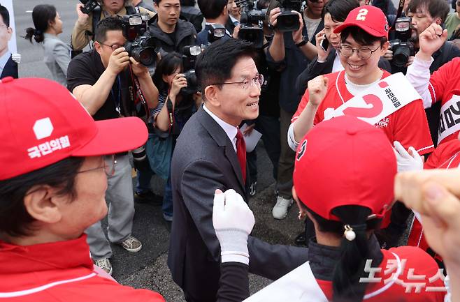 김문수 국민의힘 대선 후보가 15일 서울 서초구 대법원 앞에서 열린 사법부 수호 및 민주당 규탄대회에 참석한 후 퇴장하며 선거운동원들과 인사하고 있다. 윤창원 기자
