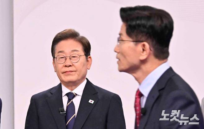 국민의힘 김문수 대선후보가 18일 서울 마포구 SBS프리즘타워에서 열린 중앙선거방송토론위원회 주관 제21대 대통령선거 후보자토론회에 참석하고 있다. 왼쪽은 더불어민주당 이재명 대선후보. 국회사진취재단