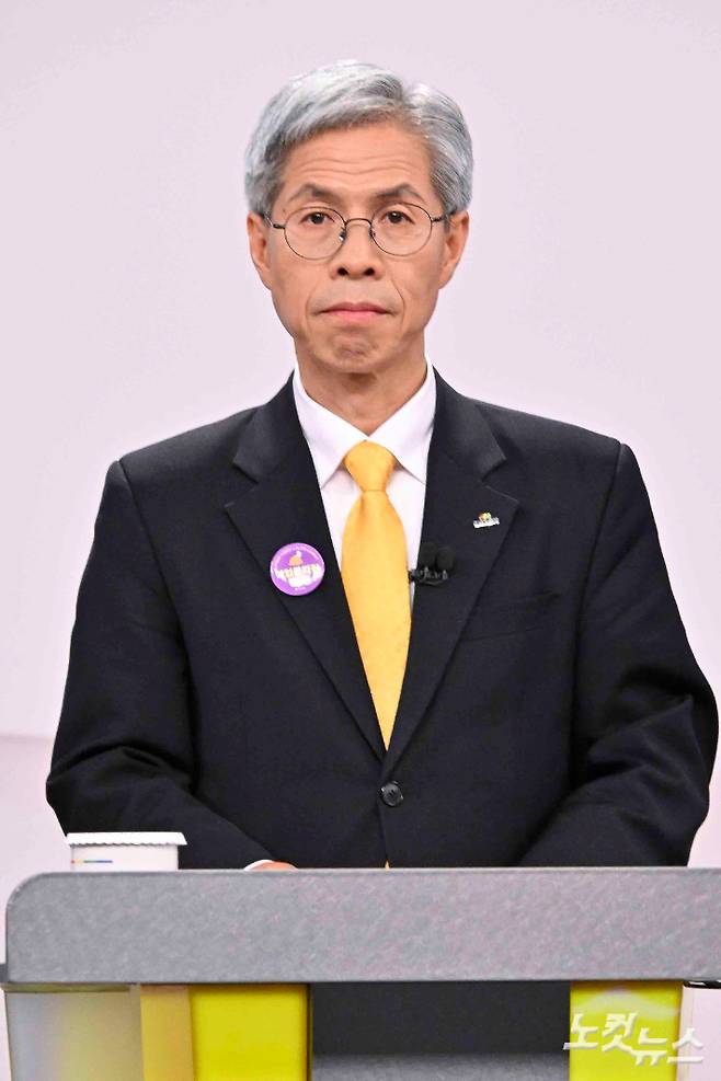 권영국 민주노동당 대선후보가 18일 서울 마포구 SBS프리즘타워에서 열린 중앙선거방송토론위원회 주관 제21대 대통령선거 후보자토론회에서 토론을 준비하고 있다. 국회사진취재단