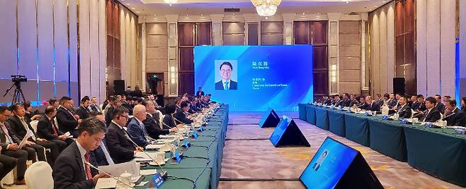 육동한 춘천시장이 지난 18일 다롄 우호도시 원탁회의에서 춘천 바이오 전략을 공유했다. 춘천시 제공