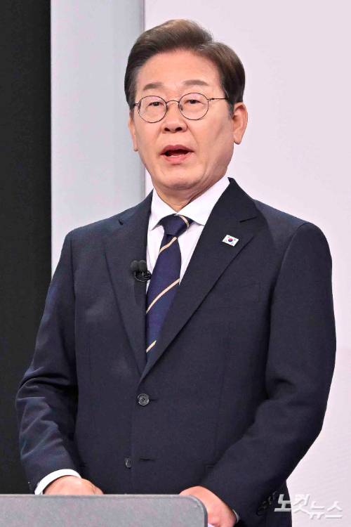 이재명 더불어민주당 대선후보가 18일 서울 마포구 SBS프리즘타워에서 열린 중앙선거방송토론위원회 주관 제21대 대통령선거 후보자토론회에서 발언하고 있다. 국회사진취재단