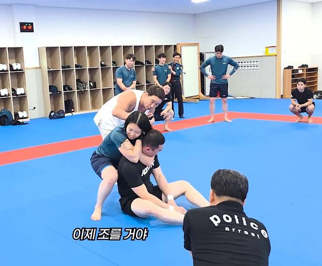 로드FC 정문홍 회장이 충주 중앙경찰학교에서 MMA(종합격투기) 강의를 하고있다. 정문홍 회장이 운영하는 유튜브 채널 캡처