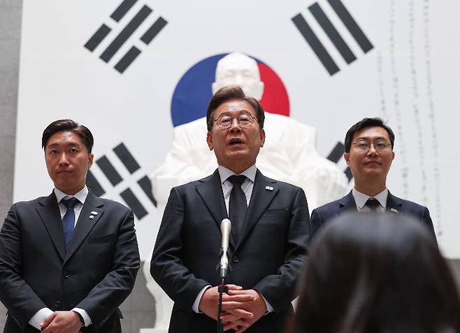 더불어민주당 이재명 대선 후보가 19일 서울 용산구 백범김구 묘역을 참배한 뒤 취재진 질문에 답하고 있다. 연합뉴스