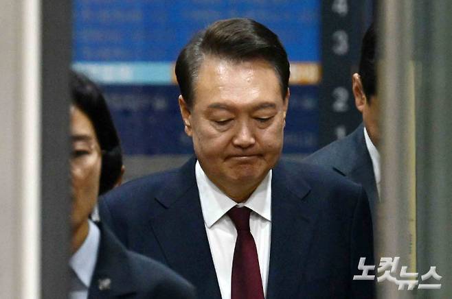 12·3 비상계엄 사태와 관련해 내란 우두머리 혐의 등으로 기소된 윤석열 전 대통령이 12일 서울 서초구 서울중앙지방법원에서 열린 3차 공판을 마친 뒤 법원을 나서고 있다. 사진공동취재단
