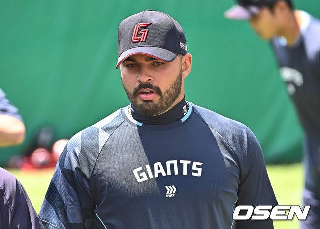 [OSEN=부산, 이석우 기자] 18일 부산 사직야구장에서 2025 신한 SOL 뱅크 KBO 리그 롯데 자이언츠와 삼성 라이온즈의 경기가 열린다. 홈팀 롯데는 데이비슨, 방문팀 삼성은 이승현이 선발 출전한다.롯데 자이언츠 새 외국인 투수 감보아가 불펜에서 투구를 마치고 얘기하고 있다. 2025.05.18 / foto0307@osen.co.kr