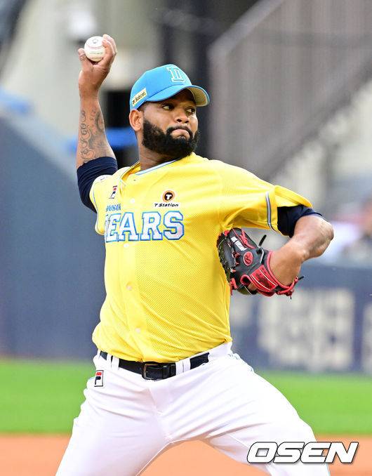 [OSEN=잠실, 최규한 기자] 21일 서울 잠실야구장에서 ‘2024 신한 SOL Bank KBO리그’ 두산 베어스와 키움 히어로즈의 더블헤더 2차전이 열렸다.이날 더블헤더 2차전 선발로 홈팀 두산은 알칸타라, 방문팀 키움은 김인범을 선발로 내세운다.2회초 두산 선발 알칸타라가 힘차게 공을 뿌리고 있다. 2024.04.21 / dreamer@osen.co.kr