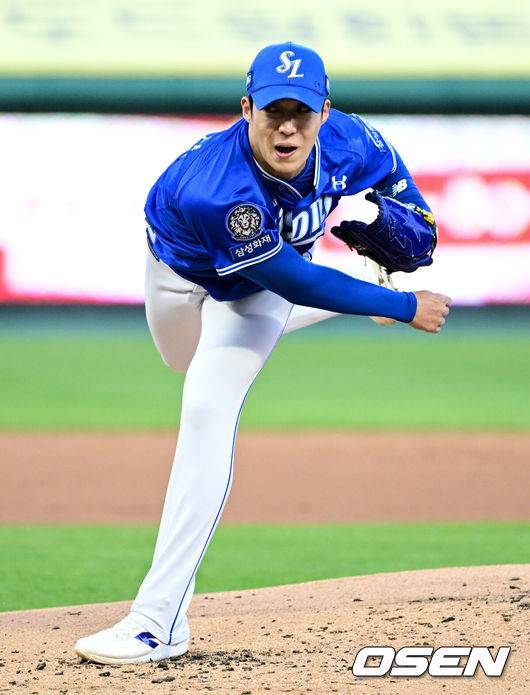 [OSEN=인천, 조은정 기자]30일 오후 인천 SSG랜더스필드에서 2025 신한 SOL Bank KBO리그 SSG 랜더스와 삼성 라이온즈 경기가 열렸다.이날 경기에 SSG는 문승원, 삼성은 원태인을 선발 투수로 내세웠다.1회말 삼성 원태인이 역투하고 있다. 2025.04.30 /cej@osen.co.kr