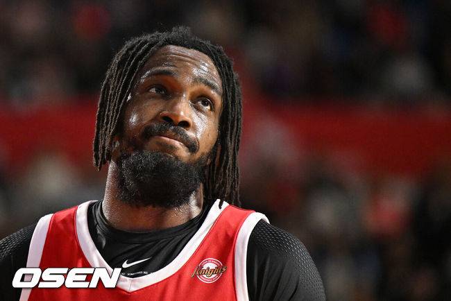 [OSEN=지형준 기자] 14일 오후 서울 잠실학생체육관에서 2024-2025시즌 KCC 프로농구 정규리그 서울SK와 안양 정관장의 경기가 열렸다.7연승을 달리고 있는 SK는 8연승을, 10연패에서 벗어난 정관장은 연승에 도전한다.2쿼터 SK 워니가 생각에 잠겨 있다. 2025.1.14 / jpnews@osen.co.kr