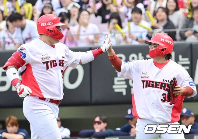 [OSEN=광주, 김성락 기자] 17일 오후 광주 북구 기아챔피언스필드에서 ‘2025 신한 SOL Bank KBO리그’ KIA 타이거즈와 두산 베어스의 더블헤더 1차전 경기가 열렸다.더블헤더 1차전 홈팀 KIA는 네일, 원정팀 두산은 콜어빈을 선발로 내세웠다.3회말 2사 KIA 최형우가 2점 홈런을 날린 뒤 홈에서 주자 김선빈과 하이파이브를 하고 있다. 2025.05.17 / ksl0919@osen.co.kr