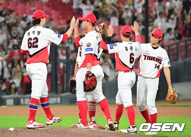 [OSEN=광주, 김성락 기자] KIA 타이거즈가 3연승을 질주하며 5할 승률을 눈 앞에 두었다.&nbsp;KIA는 17일 광주-기아 챔피언스필드에서 열린 2025 신한은행 SOL bank KBO리그 두산 베어스와 더블헤더 2차전을 4-1로 이겼다. 선발 양현종이 6이닝 1실점으로 호투했다. 최원준이 결승 투런홈런을 날렸다. 1차전에 이어 더블헤더를 모두 잡고 3연승과 함께 21승22패를 기록했다.&nbsp;승리가 확정된 순간 KIA 선수들이 기쁨을 나누고 있다. 2025.05.17 / ksl0919@osen.co.kr