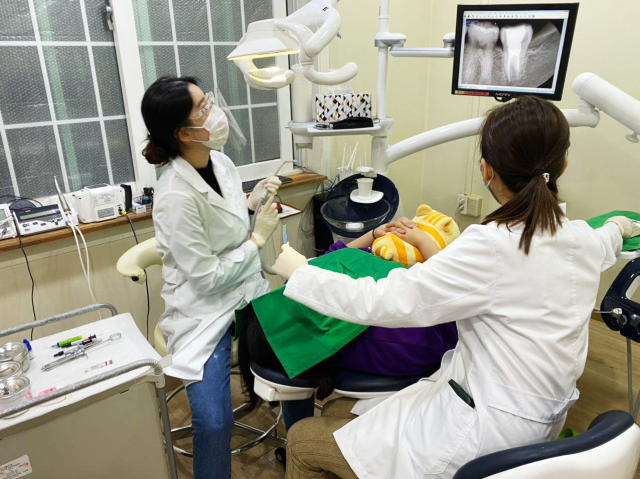 ▲서울시립 십대여성건강센터 '나는 봄'에서 봉사하는 전문의가 위기청소년을 진료하고 있다.ⓒ나는 봄 실무자 A 씨 제공