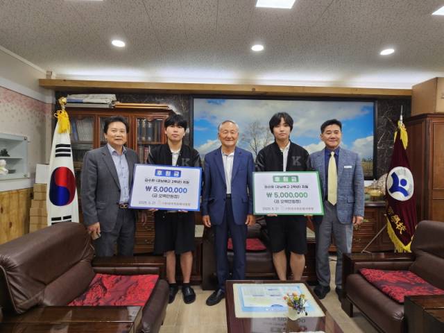 ▲진주목문화사랑방은 경남예술고등학교에서 장학금 전달식을 가졌다. ⓒ진주목문화사랑방