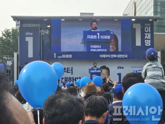 ▲ 이재명 더불어민주당 대선 후보가 지난 13일 포항시청 광장에서 시민들에게 지지를 호소하고 있다. ⓒ 프레시안(김창우)