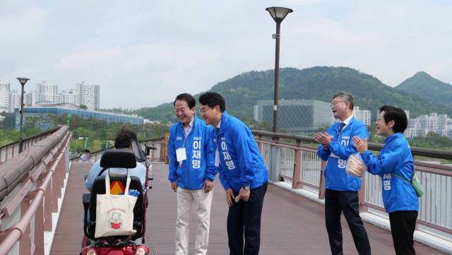 ▲박용진 민주당 사람사는세상 국민화합위원장(사진의 좌측에서 세번째)이 장애인에게 이재명 후보 지지를 호소하고 있다. ⓒ박용진 의원 페이스북