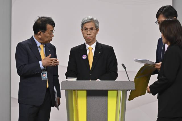 ▲민주노동당 권영국 대선후보가 18일 서울 마포구 상암동 SBS 프리즘센터 스튜디오에서 열린 제21대 대선 1차 후보자 토론회를 준비하고 있다. ⓒ연합뉴스