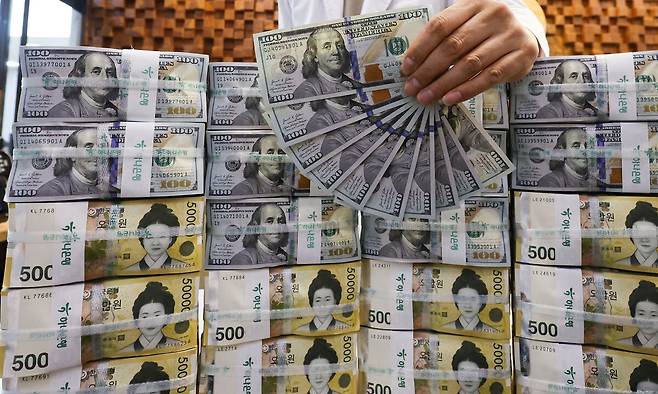 서울 중구 하나은행 위변조대응센터에서 관계자가 원화와 달러화를 정리하고 있다. 뉴스1