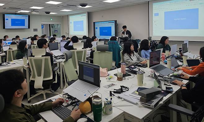 15일 서울시 청년취업사관학교 중구 캠퍼스에서 청년들이 수업을 듣고 있다. 조성민 기자