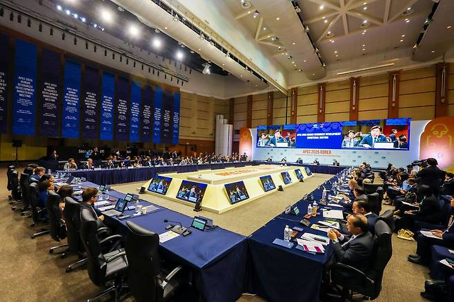 지난&nbsp;3일부터 16일까지 제주국제컨벤션센터(ICC JEJU)에서 열린 2025 아시아태평양경제협력체(APEC·에이펙)&nbsp;제주&nbsp;회의는 제2차 고위관리회의와 통상·교육·고용노동 장관회의 등 핵심 국제회의를 포함해 4000여 명이 참가했다. 제주도 제공