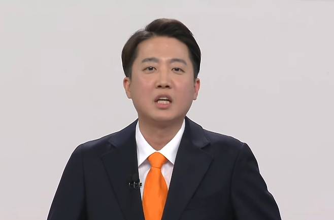 개혁신당 이준석 대선 후보가 18일 서울 마포구 SBS프리즘타워에서 열린 중앙선거방송토론위원회 주관 제21대 대통령선거 후보자 토론회에서 발언하고 있다. SBS 보도화면 캡처