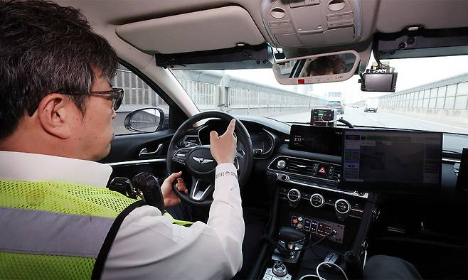 19일 서울경찰청 관계자가 암행순찰차로 내부간선도로에서 과속 차량을 단속하고 있다. 연합뉴스