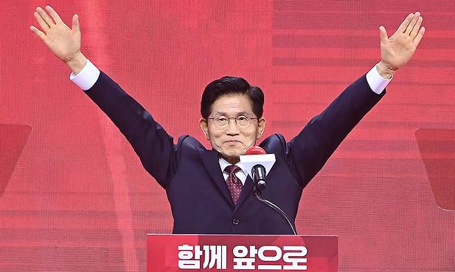 지난 3일 경기 고양시 킨텍스에서 열린 국민의힘 전당대회에서 국민의힘 대선 후보로 선출된 김문수 후보가 기뻐하고 있다. 공동취재사진