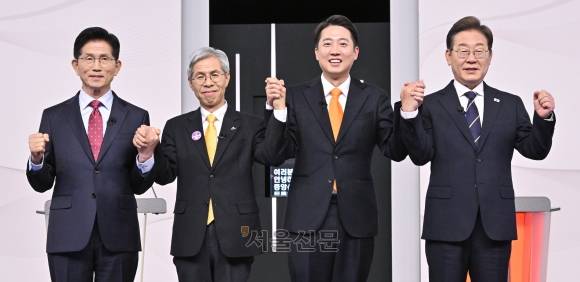 18일 서울 마포구 SBS프리즘타워 스튜디오에서 열린 중앙선거방송토론위원회 주관 제21대 대통령선거 후보자 토론회에서 각 정당 대선 후보들이 선전을 다짐하고 있다. 왼쪽부터 국민의힘 김문수, 민주노동당 권영국, 개혁신당 이준석, 더불어민주당 이재명 대선 후보. 2025.5.18 국회사진기자단