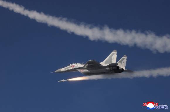 김정은 북한 국무위원장이 지난 15일 공군의 반항공(방공) 전투 및 공습 훈련을 현지 지도했다고 조선중앙통신이 지난 17일 보도한 가운데 북한의 주력기인 미그-29 전투기가 신형 중거리 공대공 미사일을 발사하는 모습이 처음 공개됐다. 평양 조선중앙통신·연합뉴스