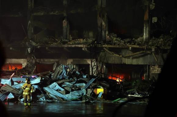 금호타이어 공장이 화재로 인한 공장 잔해물들이 널브러져 있다. 연합뉴스