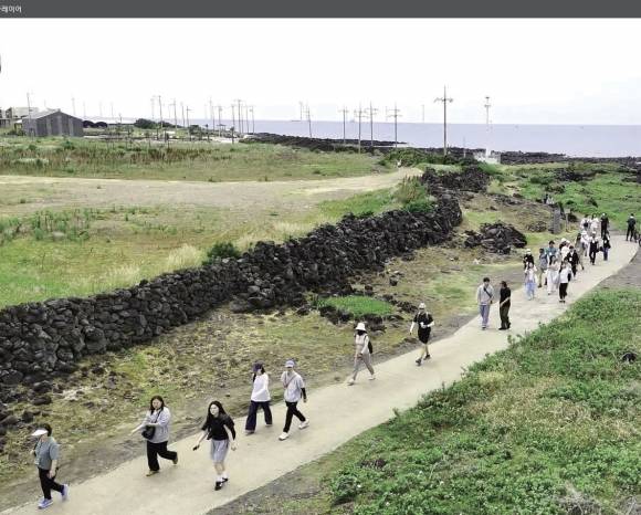 제주대에서 지난해부터 신설 운영중인 ‘제주올레길과 자아성찰’ 과목을 수강한 학생들이 올레길을 걷고 있다. 제주대학교 제공