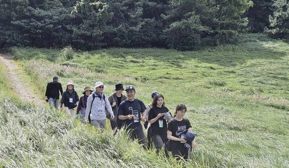 제주대학교의 1학점 일반선택 과목 ‘제주올레길과 자아성찰’ 시간에 배우 류승룡과 제주대학교 학생들이 인생상담을 하며 올레길을 걷고 있다. 제주대학교 제공