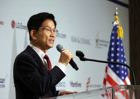 김문수 국민의힘 대선 후보가 19일 서울 광화문 포시즌스 호텔에서 열린 주한미국상공회의소(암참) 간담회에서 인사말을 하고 있다. 2025.05.19. 뉴시스