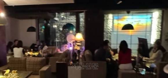 더불어민주당이 19일 오후 서울 여의도 중앙당사에서 윤석열 전 대통령의 내란 우두머리 혐의 재판을 담당하는 지귀연 서울중앙지법 부장판사의 룸살롱 접대 의혹 관련 사진을 공개했다. 2025.5.19 더불어민주당 제공