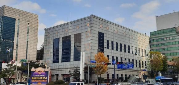 1937년 준공된 대전부청사는 근대모더니즘 건축양식이 집약된 희소성 높은 근대 문화유산으로 현재 원형 복원 사업이 진행 중이다. 대전시