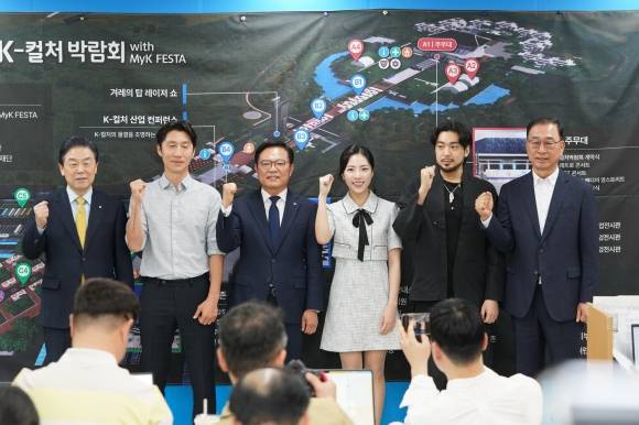 2005 천안 K-컬처박람회 홍보대사로 위촉된 박노아, 이희빈, Grimzo이 기념촬영을 하고 있다. 시 제공