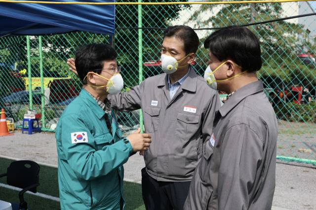 박병규(왼쪽) 광주 광산구청장이 지난 18일 금호타이어 광주공장 화재 현장에서 정일택(가운데) 금호타이어 대표이사와 현황 등에 대해 이야기를 나누고 있다. 사진 제공=광주 광산구