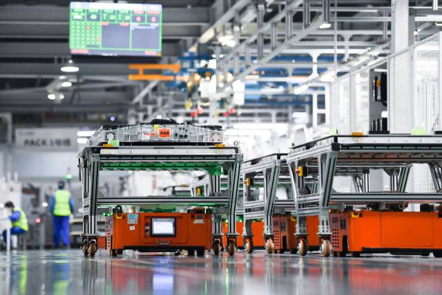 중국 장쑤성 창저우에 위치한 CATL 배터리 공장에서 운송 차량이 설치된 파워 배터리 시스템 부품을 전달하고 있다. 신화연합뉴스