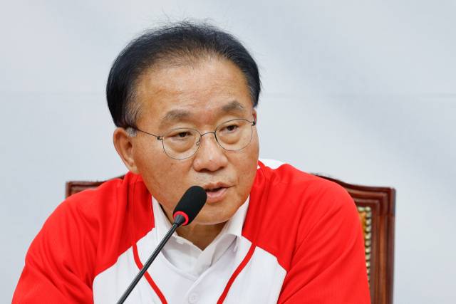 (서울=뉴스1) 안은나 기자 = 윤재옥 국민의힘 총괄선거대책본부장이 19일 오전 서울 여의도 국회에서 열린 기자간담회에서 취재진 질문에 답하고 있다. 뉴스1