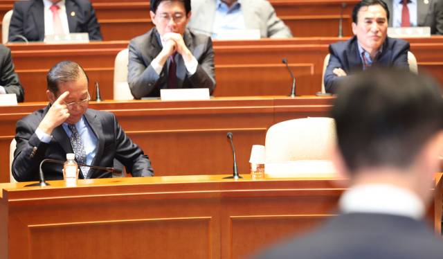 권영세 전 국민의힘 권영세 비상대책위원장이 지난 9일 서울 여의도 국회에서 열린 의원총회에서 김문수 대선 후보의 '작심 발언'을 들으며 굳은 표정을 짓고 있다. 연합뉴스