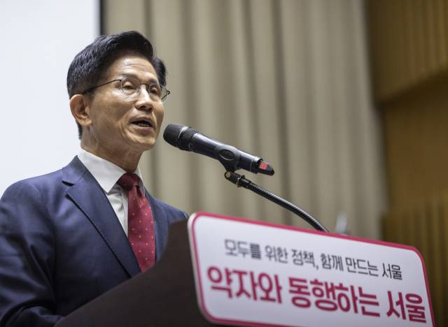김문수 국민의힘 대선 후보가 19일 서울시청에서 열린 '약자와 동행하는 서울 토론회'에서 축사를 하고 있다. 연합뉴스