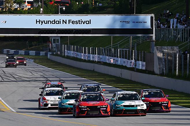 현대 N 페스티벌 2025 개막전, eN1 클래스 스타트 장면. 사진: 김학수 기자