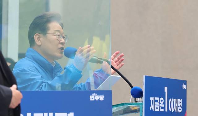 이재명 더불어민주당 대선 후보가 19일 서울 용산역광장에서 열린 집중유세에서 방탄유리가 설치된 유세차 위에서 지지를 호소하고 있다. 연합뉴스