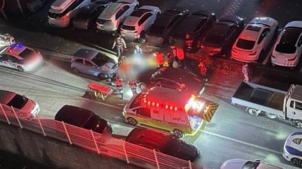 지난해 12월 25일 오후 8시 50분께 경남 사천시 사천읍 한 도로에서 10대 A 군이 또래 여학생을 흉기로 살해한 사건이 발생해 신고를 받고 출동한 경찰과 소방이 현장을 조사하고 있다. 사진 제공=독자