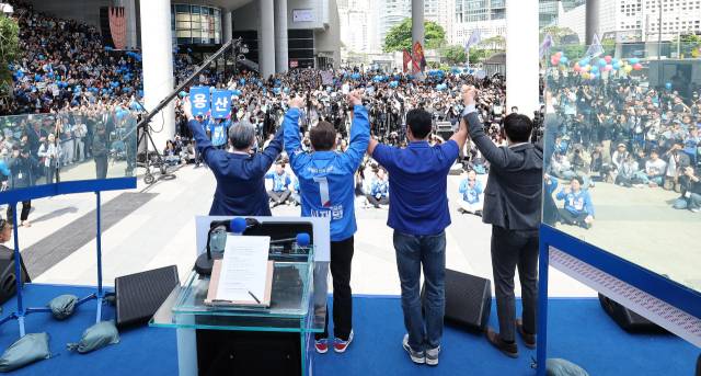 이재명 더불어민주당 대선 후보가 19일 서울 용산역 광장에서 방탄유리가 설치된 유세차량에 올라 지지를 호소하고 있다. 오승현 기자 2025.05.19