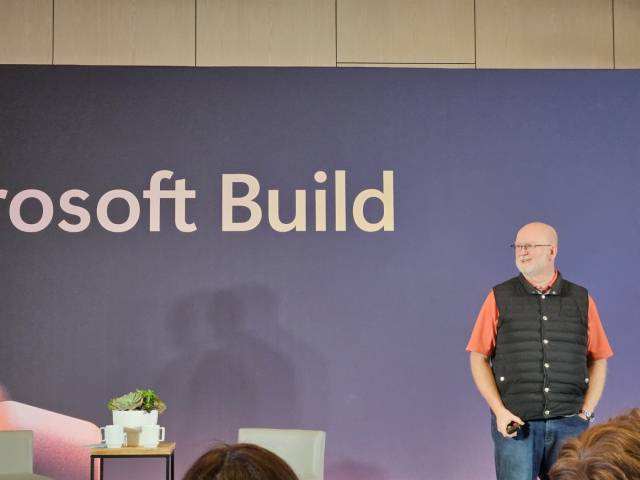 18일(현지 시간) 미 레드먼드 MS 본사에서 열린 기자간담회에 참석한 케빈 스콧 MS CTO가 기자들의 질문을 받고 있다.