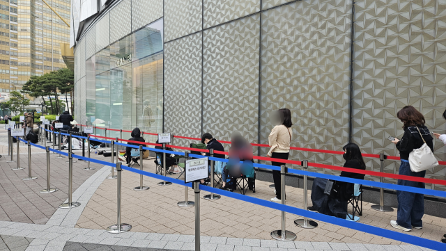 VIP 초청 행사 ‘더 프라이빗(The Private) 데이’가 열리는 19일 서울 송파구 롯데 에비뉴엘 잠실점에서 고객들이 샤넬 매장에 가기 위해 줄을 서고 있다.