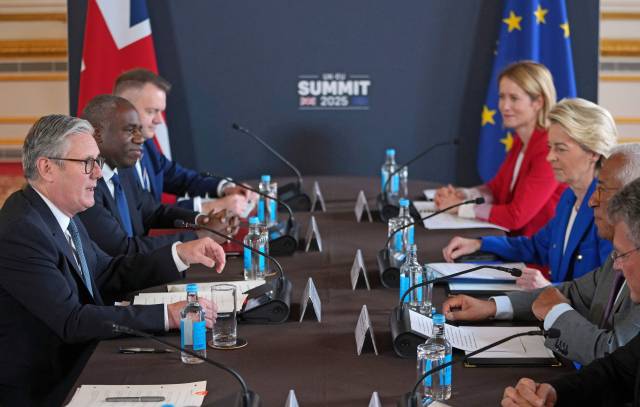 키어 스타머(왼쪽) 영국 총리와 우르줄라 폰데어라이엔(오른쪽 세 번째) 유럽연합(EU) 집행위원장이 19일(현지 시간) 영국 런던 랭커스터 하우스에서 정상회담을 갖고 협력 강화 방안을 논의하고 있다. AFP연합뉴스