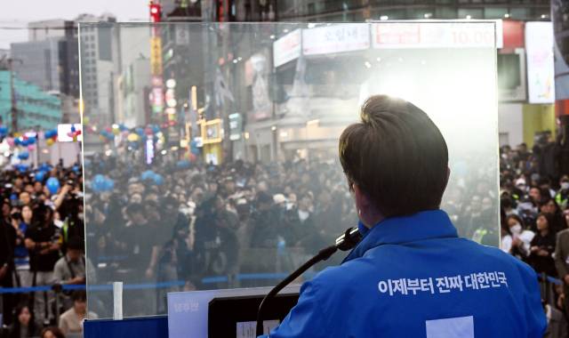 이재명 더불어민주당 대선 후보가 19일 서울 마포구 홍대거리에서 방탄유리가 설치된 유세차량에 올라 지지를 호소하고 있다. 오승현 기자 2025.05.19